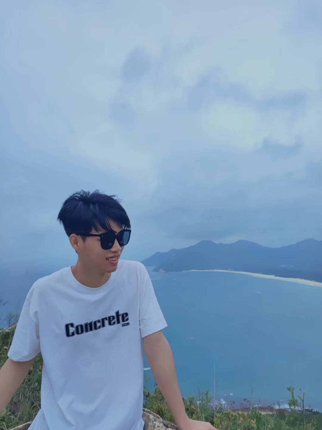 林宇荣在海边山顶的个人照片